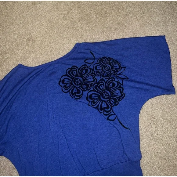 Amy Byer Dark Blue & Black Floral top size M - Picture 4 of 9